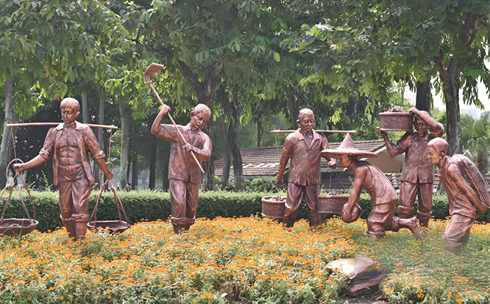 銅雕人物，為步行街注入“人情味”