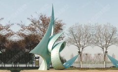 建筑小區(qū)應(yīng)當(dāng)怎樣選擇不銹鋼雕塑？
