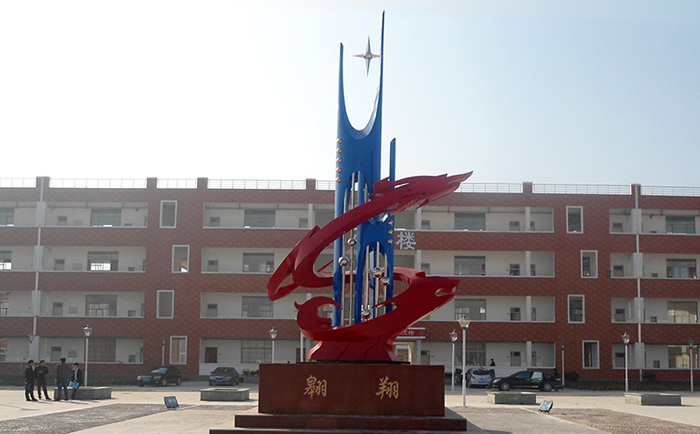 不銹鋼雕塑制作完成之后，需要對表面進行打磨噴漆，這樣才可以獲得想要的表面效果，不銹鋼雕塑打磨噴漆有一些注意事項，下面給大家介紹一下。